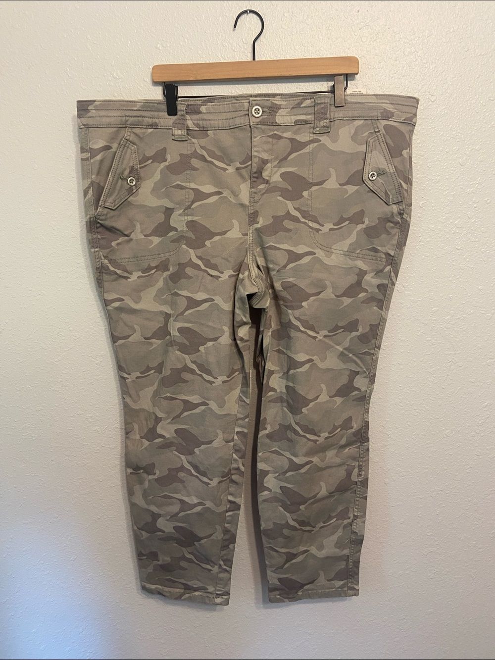 Torrid Green Camo Print High Waist Cropped Pants Size 24